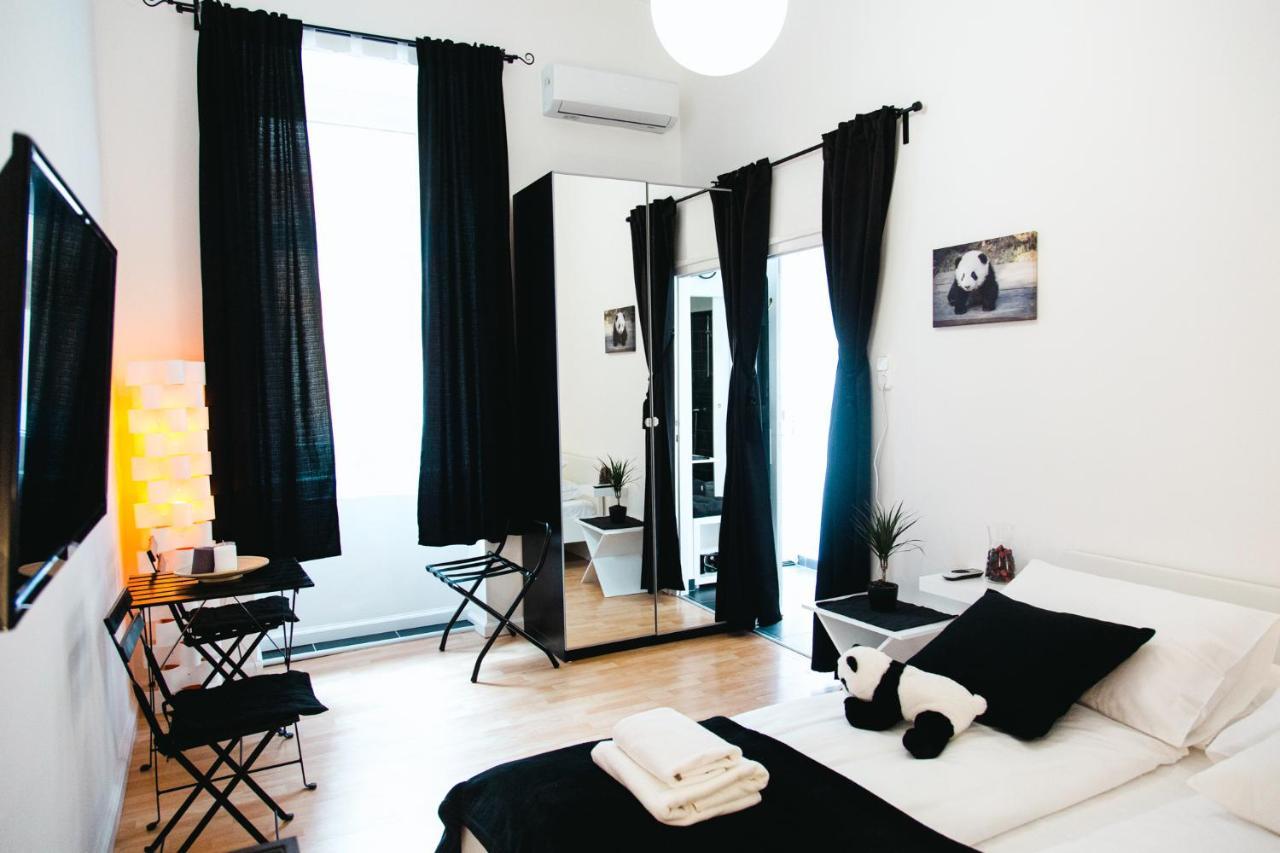 Black & White Apartment With A Gift Soft Panda ブダペスト エクステリア 写真