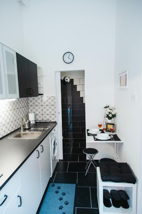 Black & White Apartment With A Gift Soft Panda ブダペスト エクステリア 写真