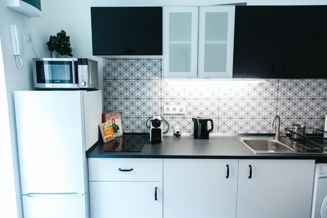 Black & White Apartment With A Gift Soft Panda ブダペスト エクステリア 写真