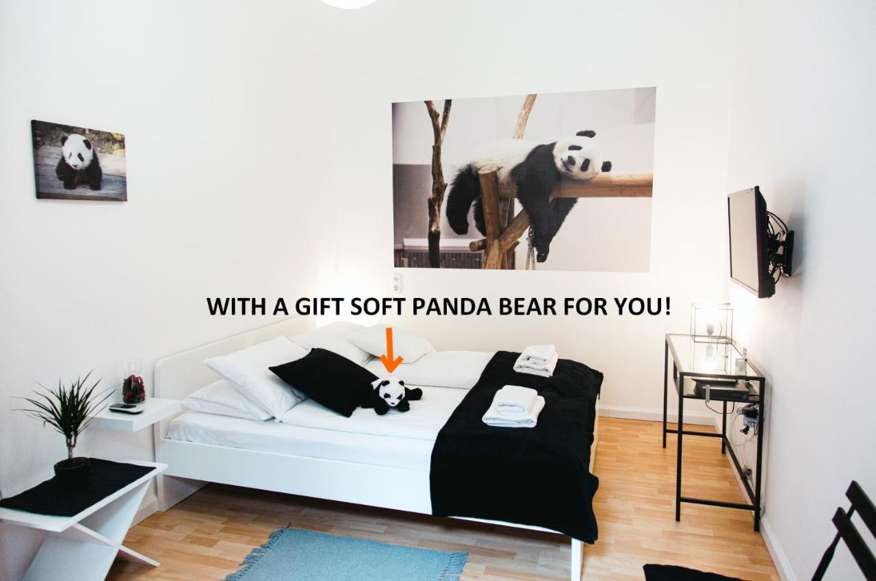 Black & White Apartment With A Gift Soft Panda ブダペスト エクステリア 写真